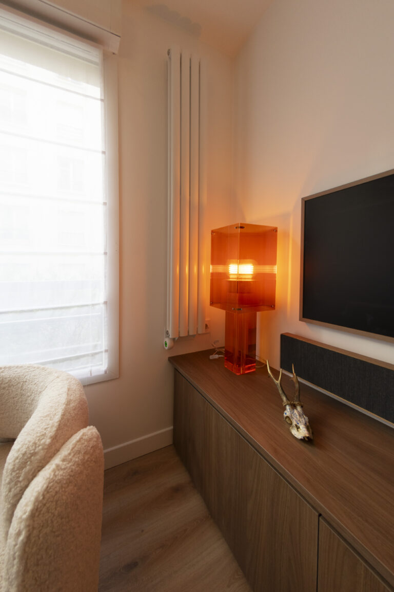 zoom sur la lampe orange sur la banquette